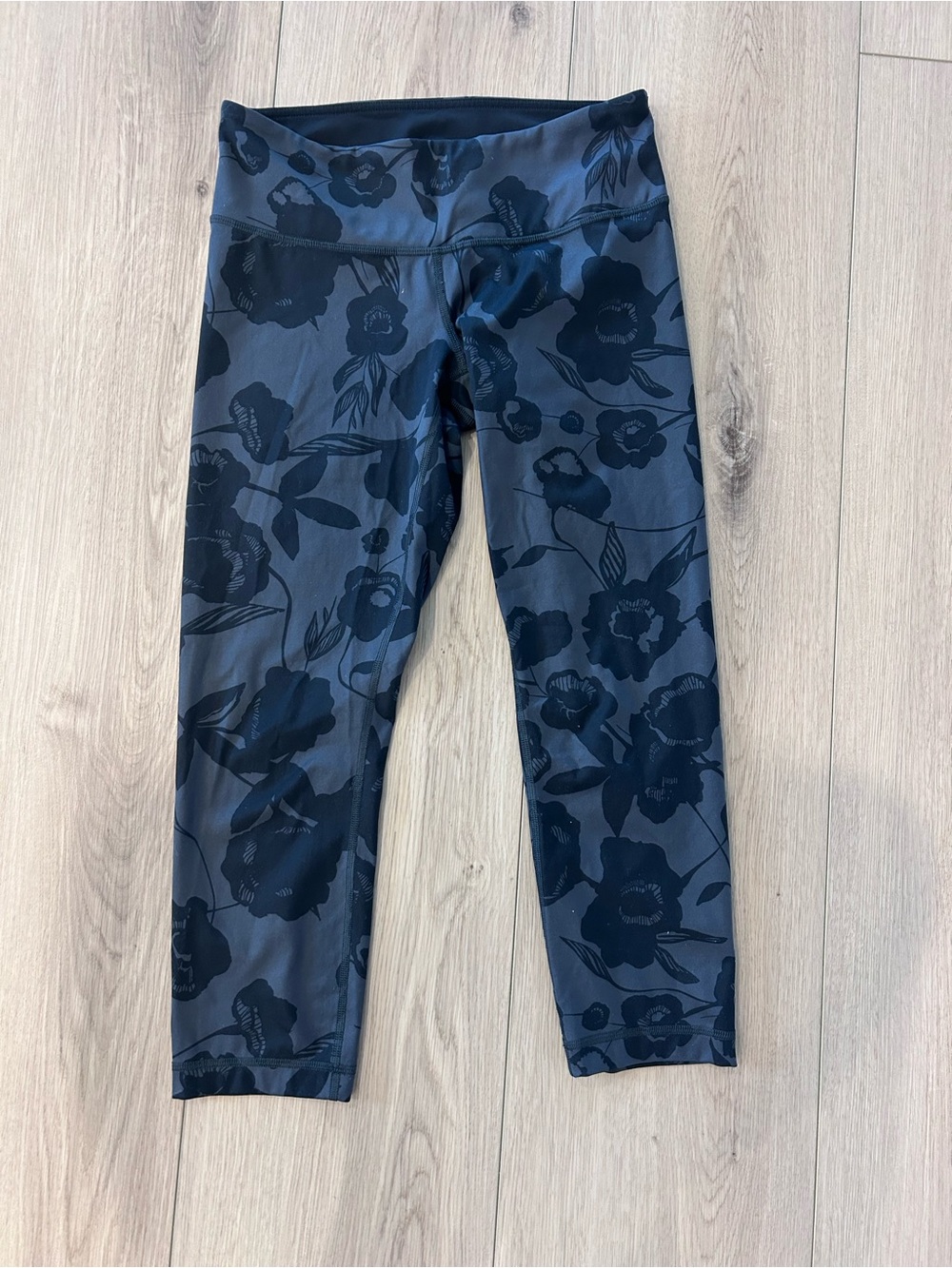 NWOT Lululemon Brisk Bloom Wunder Under Black Grey Floral Cropped Leggings 6